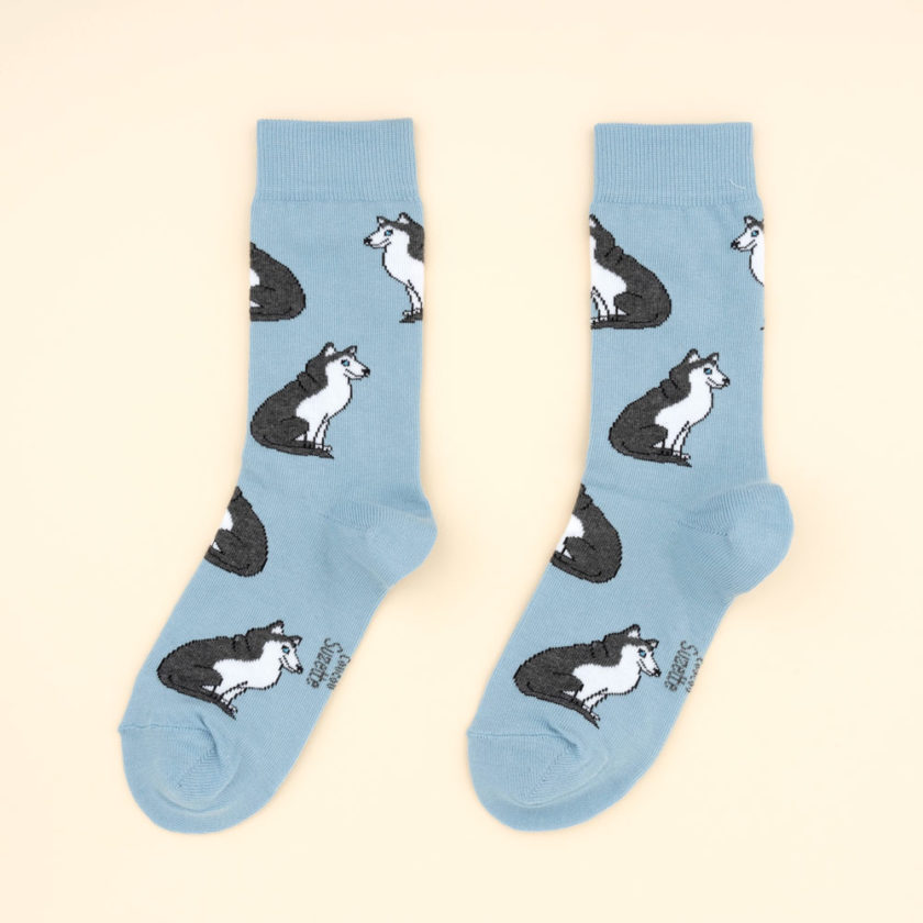 Chaussettes bleues avec motifs huskis, de la marque Coucou Suzette.