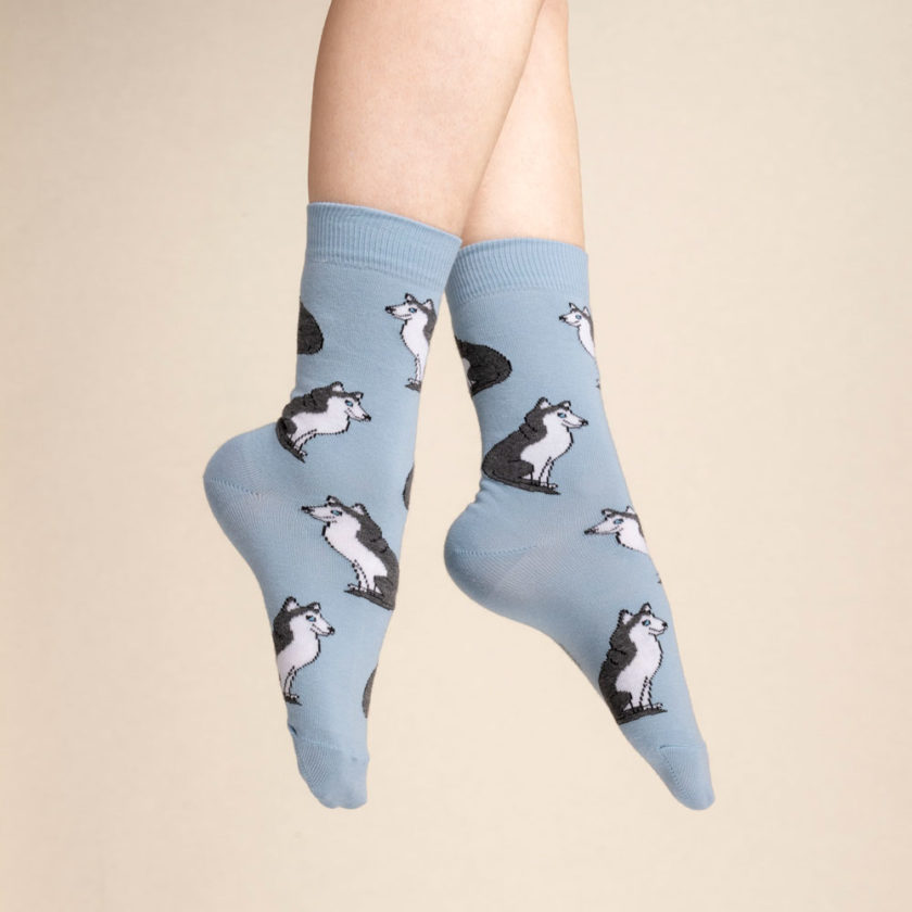 Chaussettes bleues avec motifs huskis, de la marque Coucou Suzette.