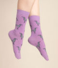 Chaussettes violettes avec motifs lévriers, de la marque Coucou Suzette.