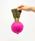 Jouet pour chien en forme de radis rose, de la marque The Furryfolks
