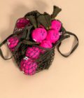 Jouet pour chien en forme de radis rose, de la marque The Furryfolks