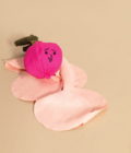 Jouet pour chien en forme de radis rose, de la marque The Furryfolks