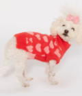Photo d'un chien portant le pull Hug Me de la marque The Furry Folks. Pull rouge, avec des coeurs roses. Vue de profil.