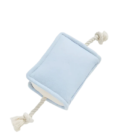 Jouet pour chien en peluche et corde bleu ciel "Journal de Bridgerton" de la marque Max Bone. Vue de dessous.