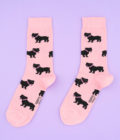Chaussettes roses pales avec motifs staffie, de la marque Coucou Suzette.