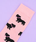 Chaussettes roses pales avec motifs staffie, de la marque Coucou Suzette.