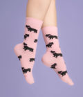 Chaussettes roses pales avec motifs staffie, de la marque Coucou Suzette.
