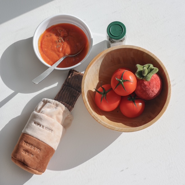 Jouet d'enrichissement nasal pour chien en forme de soupe de tomates, de la marque Pups & Bubs