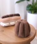Jouet d'enrichissement pour chien en forme de canelé, de la marque LAMBWOLF COLLECTIVE