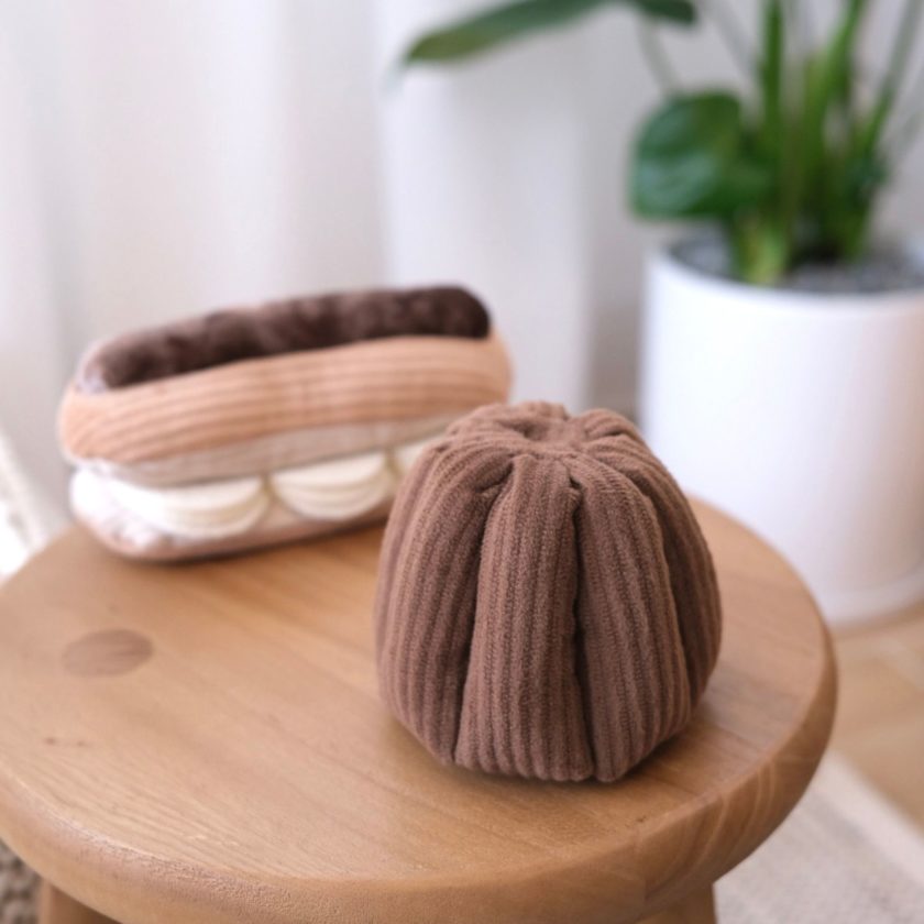 Jouet d'enrichissement pour chien en forme de canelé, de la marque LAMBWOLF COLLECTIVE