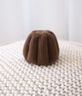 Jouet d'enrichissement pour chien en forme de canelé, de la marque LAMBWOLF COLLECTIVE