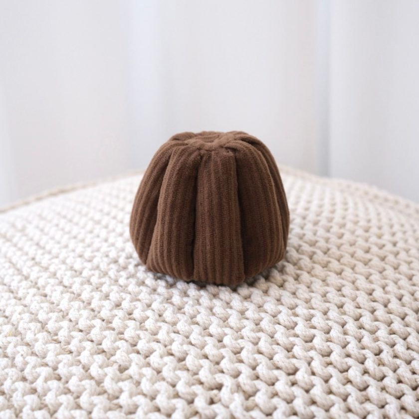 Jouet d'enrichissement pour chien en forme de canelé, de la marque LAMBWOLF COLLECTIVE