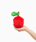 Jouet pour chien en forme de pomme rouge, de la marque The Furry Folks