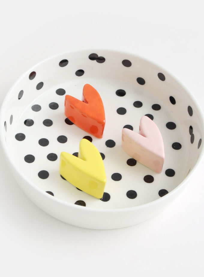 Bol à alimentation lente à pois pour chien de la marque Caroline Gardner
