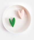 Petit bol à alimentation lente blanc pour chien avec coeur vert et rose, de la marque Caroline Gardner