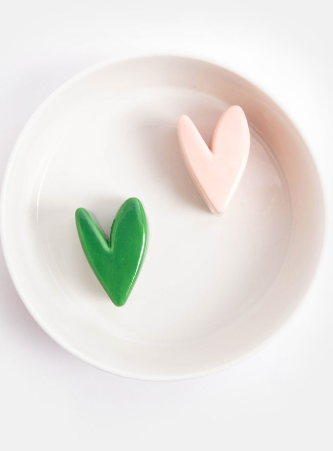 Petit bol à alimentation lente blanc pour chien avec coeur vert et rose, de la marque Caroline Gardner