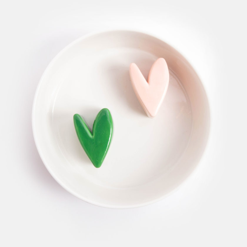 Petit bol à alimentation lente blanc pour chien avec coeur vert et rose, de la marque Caroline Gardner