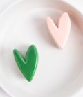 Petit bol à alimentation lente blanc pour chien avec coeur vert et rose, de la marque Caroline Gardner