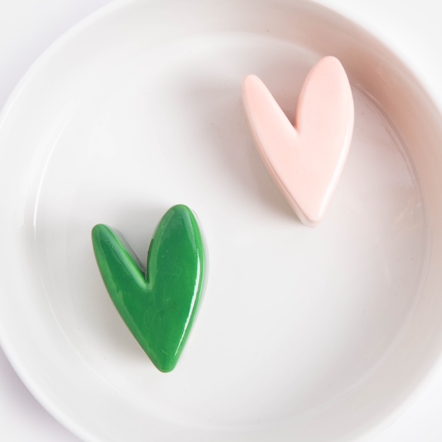 Petit bol à alimentation lente blanc pour chien avec coeur vert et rose, de la marque Caroline Gardner