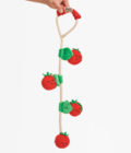 Jouet à tirer pour chien en forme de tomates cerise, de la marque The Furryfolks