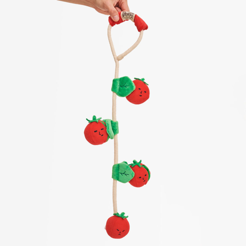 Jouet à tirer pour chien en forme de tomates cerise, de la marque The Furryfolks