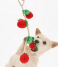Jouet à tirer pour chien en forme de tomates cerise, de la marque The Furryfolks