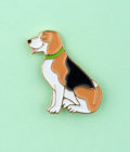 Pin's en laiton représentant un beagle, de la marque Coucou Suzette