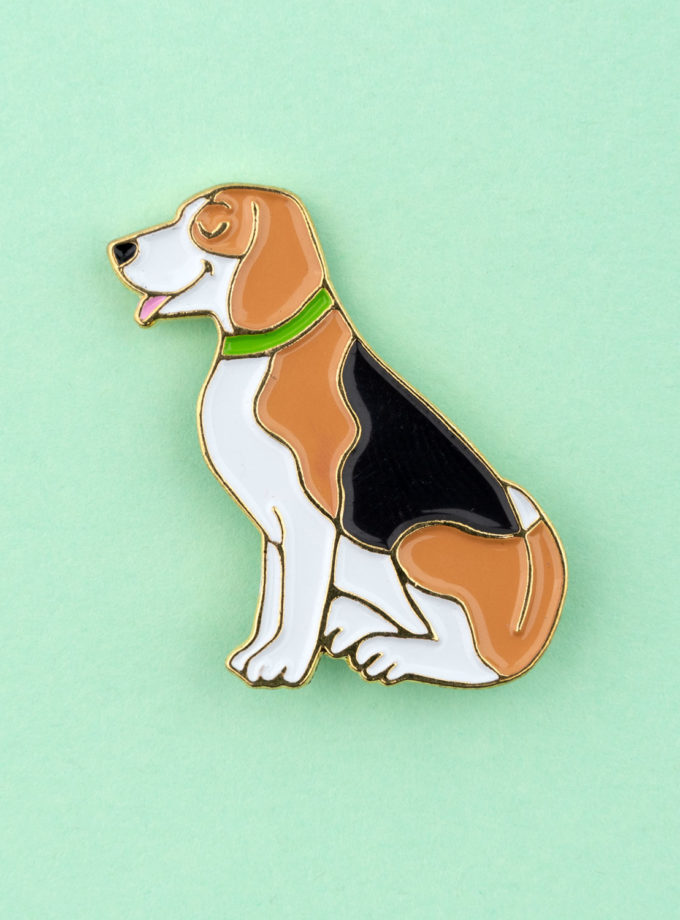 Pin's en laiton représentant un beagle, de la marque Coucou Suzette